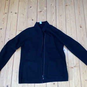 Svart tjock tröja zip - Den är storlek m har haft den rätt länge men är i bra skick, inget slitage