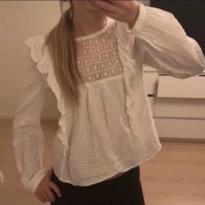 Zara blus  - knappen där back är lite sönder ( går att fixa ) men det syns knappt när man har på sig den.