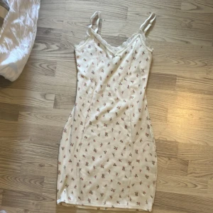 blommig klänning -  säljer eftersom jag har vuxit ur den! klänningen är i jätte bra skick och tvättas såklart innan frakt🫶🏼 den är stretchig så passar xs/s. köparen betalar frakt!