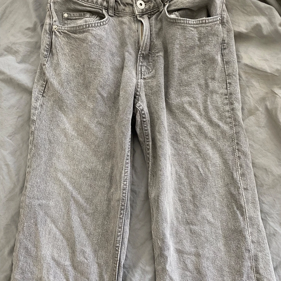Gråa jeans