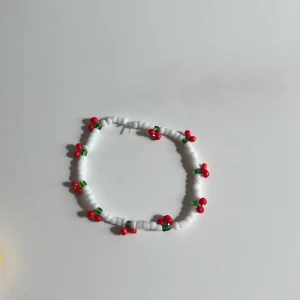 Körsbärs armband  🍒  - Jättefint armband med körsbär på 🥰 det är elastiskt så det passar de flesta 😍
