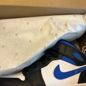 JORDAN 1 "WHITE RACER BLUE" MID - Jordan 1 Racer Blue mids i storlek 39! Mycket bra skick, nypris 2700kr🔥