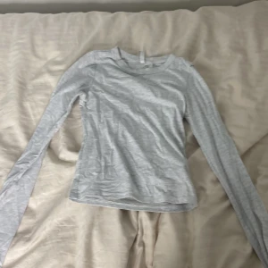 Tajt tröja - Den är ganska mjuk och skön den är lite kort vid magen.