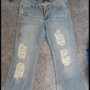 Lågmidjade jeans med slitningar - Säljer dessa super coola jeansen med slitningar, inga defekter säljer då dem är försmå storlek s/m