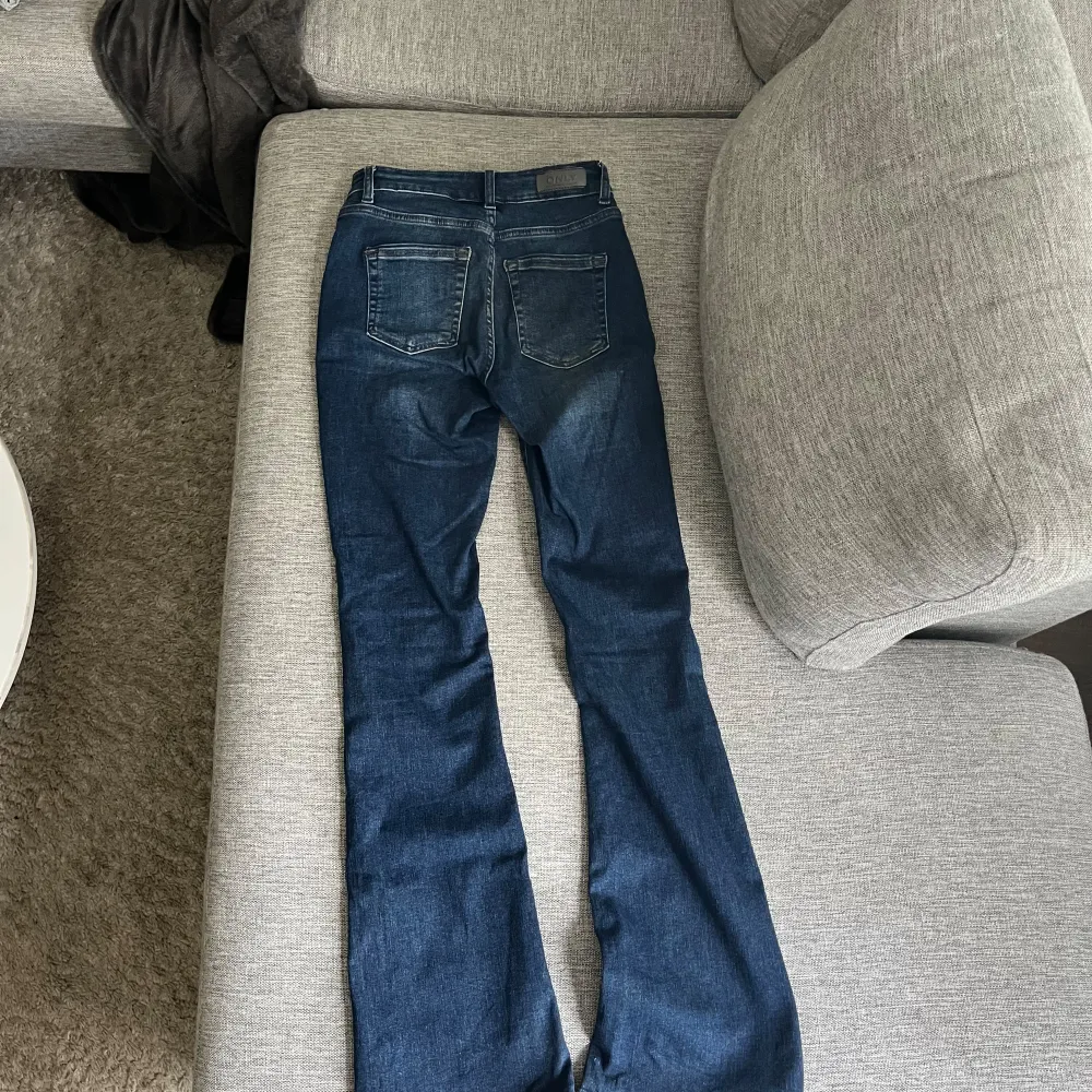 Bra skick, de är bootcut och låg/midwaist!💗. Jeans & Byxor.