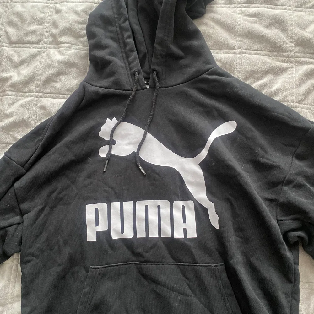 En hoodie från puma i storlek S. Den har endast använts 2 gånger och är i väldigt bra skick.. Hoodies.