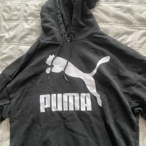 En hoodie från puma i storlek S. Den har endast använts 2 gånger och är i väldigt bra skick.