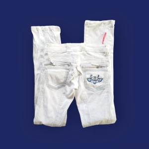 Crazy age jeans - Slim/straight fit, storlek W24 L34, passar XS/XXS. Midja 34, Innerben 75, benöppning 16. Fråga gärna om fler bilder eller mått 💞 kan tyvärr inte skicka bild på då dom är för små