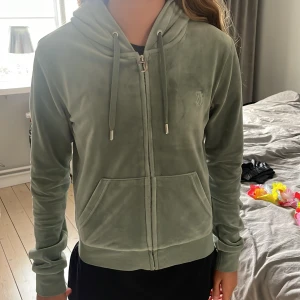 Ljus grön Juicy couture tröja - Tröjan är i storlek S men passar XS oxå, den är väldigt skön och i bra skick💕 Säljer för att den inte kommer till användning💞 Använd typ 5 gånger, köpt för 1300kr💞