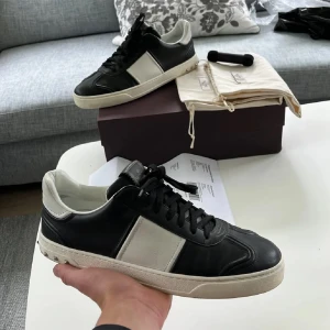 Valentino flycrews - Säljer mina svarta flycrews i bra skick pga fel storlek. Självklart äkta och kvitton finns. 1 nit har lossnat men är inkluderad. ALLT og är inkluderat.