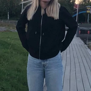 Svart zip - Svart zip från h&m, storlek M