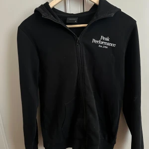 Peak Performance  - Säljer en hoodie från Peak Performance som inte kommer tills användning längre.