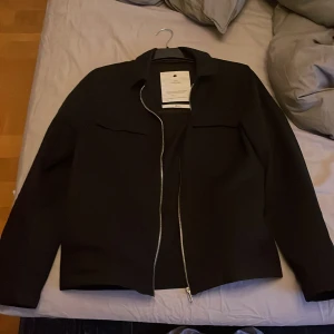 Snygg jacka - Tja säljer nu min snygga jacka med två fickor där fram. använd typ 2 gånger väldigt fint skick. Jag är 180 lång den sitter bra på mig o är i storlek small