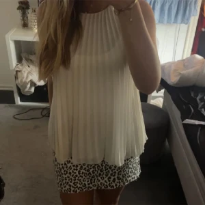 Topp från HM - Säljer denna skitsnygga halterneck toppen från h&m fast i en ljusblå färg 🩵🤍