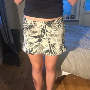 Lågmidjade kort kjol  - Väldigt snygg i nytt skick omsydd från lång kjol till en kort kjol, den är i storlek 36