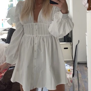 Vit klänning från prettylittlething - Helt ny och oanvänd klänning från prettylittlething superfin och fräsch klänning men har tyvärr aldrig kommit till användning lappar sitter kvar! Nypris ca 500