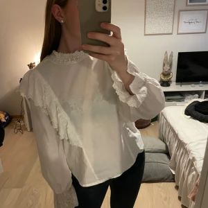 Volang blus  - Blus med volanger från märket VILA. Knappt använd och i toppskick!! Säljer då den bara tar plats. I storlek 38 💖