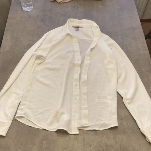 Skjorta - Vit skjorta med knappar  Aldrig använd 