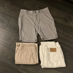 Byxor Pack - - Ett par Linnebyxor från Cubus strlk: M - Ett par shorts från Zara strlk:30 - Vita jeans från Rocky Strlk:32/32