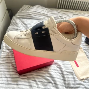 Valentino sneakers  - Säljer mina valentino skor! Dom är väl använda därav priset, kommer med låda, dustbag, mm. Skriv för fler bilder❤️