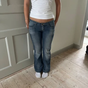 Lågmidjade Big star jeans - Midjemått(rätt över): 37 cm Innerbenslängd: 71 cm Modellen är: 168 cm  Skriv om ni har några frågor💗//Perfectjeans
