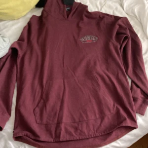 The hundreds hoodie  - Helt ny jätte snygg the hundreds hoodie, fick den på ett skejtläger och säljer för att den är för stor för mig.