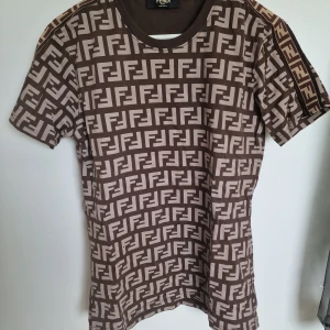 Fendi tshirt - Använd 2 gånger 