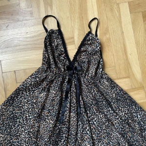 klänning - leopard mönstrad klänning medellång  