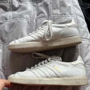 Vita adidas sneakers 🎀 - Använda storlek 37 1/3🎀 200kr frakt ingår inte 🩷