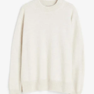 Vit stickad tröja - En mjuk och bekväm vit stickad tröja som används 1 gång, så de är därför jag säljer. Från H&M storlek S. Skriv för mer information⭐️