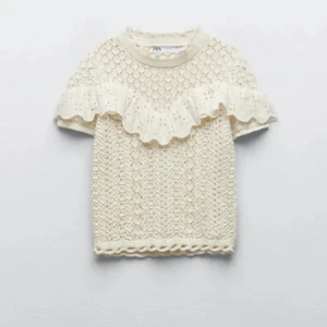 Zara topp - Jätte fin nyskick används inte längre så säljer❤️ kan bytas mot någon annan topp men annars säljer jag för 200 men pris går att diskutera🥰