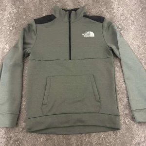 North face tröja äkta  - Storlek s men passar även M bra skick 