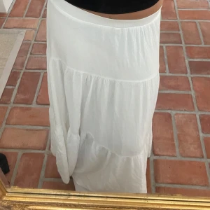 Vit långkjol - Inga tecken på användning då den knappt är använd. Säljer då den inte kommer till användning. Skriv vid andra frågor!💓