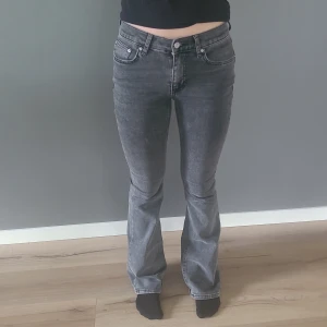Jeans grå/svart Gina Tricot strl 36 - Fint skick, ytterst lite slitage i byxbenen längst ned. 