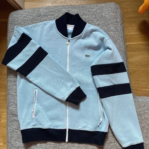 Lacoste sweatshirt  - Storlek M Bra skcik