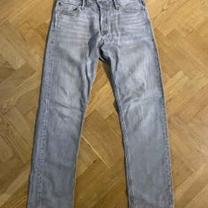 Jack and Jones jeans - Säljer mina gråa j&j då jag har tröttnat på dem. Har använts men i gott skick. Passformen är regular/ loose, syns på bild. Kan diskutera priset
