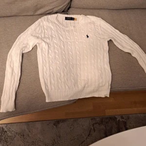 Ralph lauren tröja stickad vit  - Ralph lauren tröja  Obs! (Liten) Den är Vuxenstorlek S men den ser liten ut. Funkar för båda könen men tror att det är dammodell eftersom den ser mycket mindre ut än herr S.