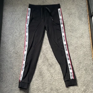 Moschino byxor  - Storlek S modell på bild är 170cm, inga skador eller defekter 