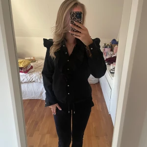 Svart blus - Svart plus från Pernilla Wahlgrens collection, Storlek 34. Aldrig använd, materialet är lite tjockare än en tunn blus. Med en söt ananas på sidan. 🍍 