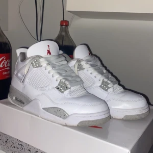Jordan 4 Oreo (ÄKTA) - Tjo, Säljer mina Jordans då jag ändast använt dom ca 4 gånger eftersom dom inte riktigt va min stil och jag fick dom som en present. De som kommer med är skor och låda. Pris kan diskuteras! Fler bilder finns för dom som vill ha. 