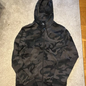 Polo Ralph lauren zip up - En polo Ralph lauren zip up som passar bra till folk som är från 175-183. På bilden är jag 180 och den passar perfekt för mig 🤩 självklart äkta och 9/10 skick👍kan tänka mig att gå ner i pris.