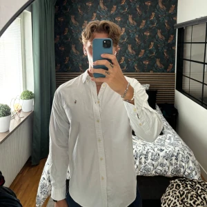 Ralph Lauren Skjorta - Säljer denna Ralph Lauren Oxford  skjorta storlek 20 motsvarar S/M väldigt fint skick, knappt använd.  1600kr nypris  Mitt pris 399