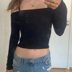Off shoulder  - Superfin off shoudler tröja 💋 vet tyvärr ej var den är från, tryck gärna på köp nu men läs snälla min bio innan köp!💋