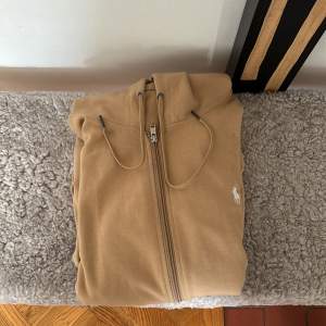 Beige Ralph Lauren fullzip hoodie. Inga deffecter. Använd fåtal gånger