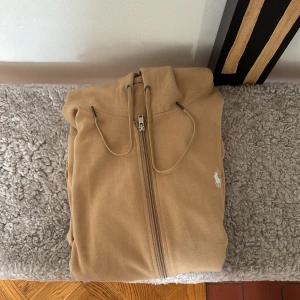Ralph Lauren fullzip tröja - Beige Ralph Lauren fullzip hoodie. Inga deffecter. Använd fåtal gånger