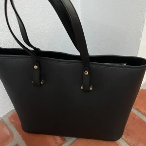 Skolväska - Funkar perfekt som skolväska. Väldigt rymlig och stor. Bra skick och inga tecken på användning. Skriv vid frågor!💓