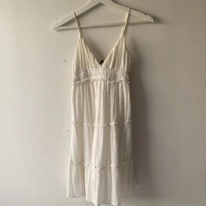 Vit sommarklänning - En jättefin vit sommarklänning från bershka som har dubbel lager. Säljer pga av att den tyvärr är för liten och inte så mycket använd, skriv privat för mer bilder 