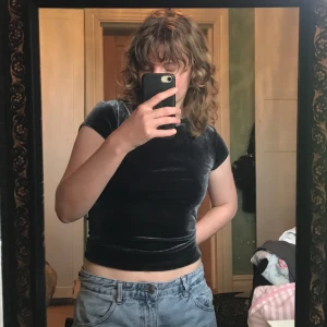 Velour top - Formfitting topp i crushed velvet/sammet, fint skick utan defekter. Tveka inte att ställa frågor. Priset är diskuterbart så lägg gärna prisförslag☺️