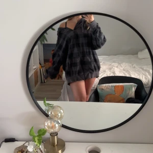 Oversize grå hoodie - 4XL, bra skick! Köpt secondhand och väldigt snygg att ha som klänning till kort kjol och boots! 