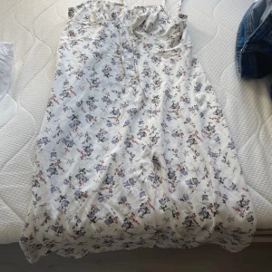 Blom klänning - En blomklönning som aldrig är använd den är från shein så den ä lite tajt 